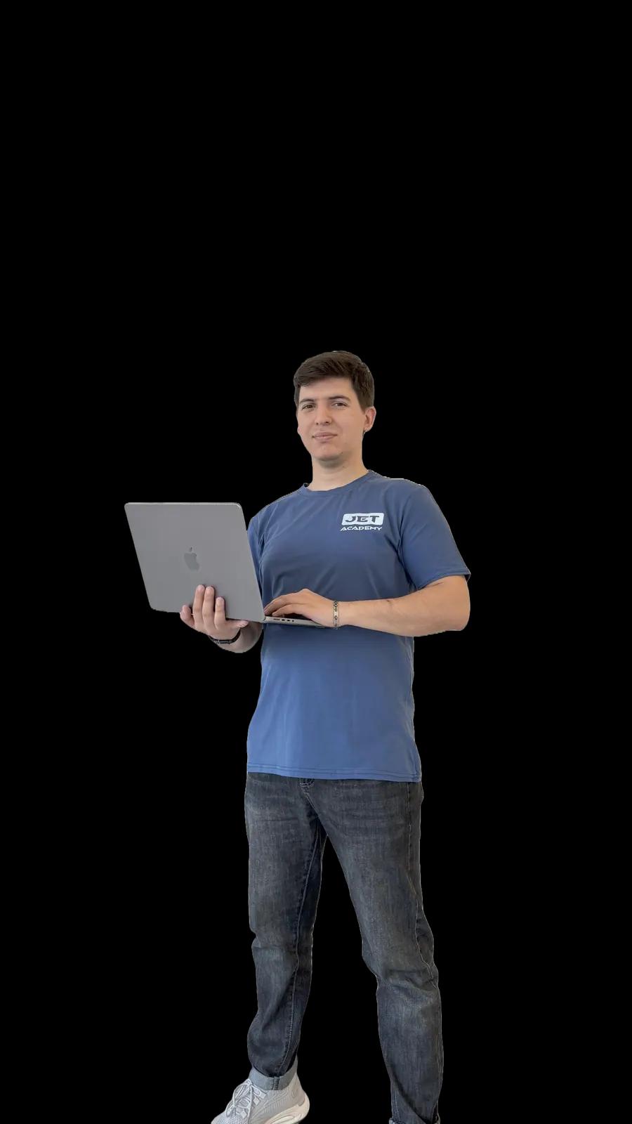 JET Academy tələbəsi proqramlaşdırma öyrənir